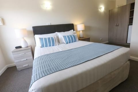 Premium bedding, desk, iron/ironing board, free WiFi