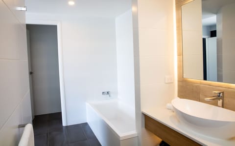 Executive Suite, Ocean View | Bathroom | Free toiletries, hair dryer, towels