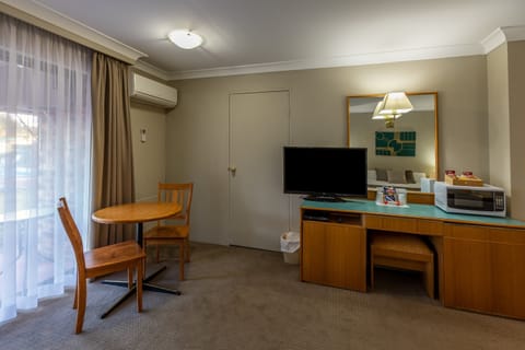 Executive King Spa | Minibar, desk, laptop workspace, soundproofing