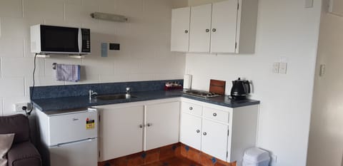 Standard Suite, 1 Bedroom, Non Smoking, Kitchen (Harbour View Unit) | Private kitchen | Fridge, microwave, electric kettle