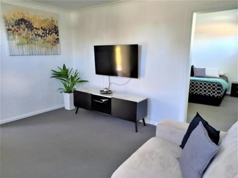 Deluxe Cottage | Living area | Flat-screen TV