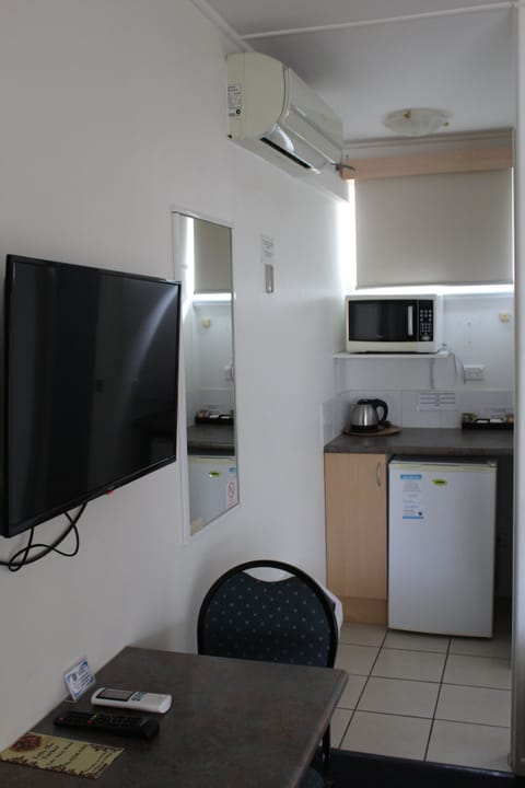 Economy Double Room, 1 Bedroom | Private kitchen | Fridge, microwave, coffee/tea maker