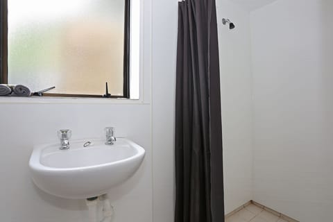 Twin Ensuite Room, Non Smoking | Bathroom | Shower, free toiletries, hair dryer, towels