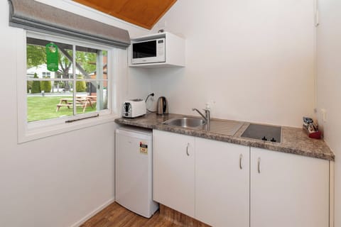 Self Contained Cabin (Double) - Private Bathroom/Own Kitchenette | Free WiFi