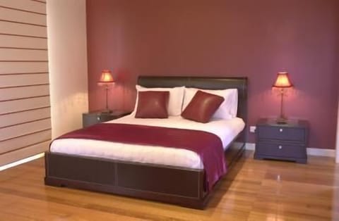 Camera Rossa | Premium bedding, pillowtop beds, free WiFi, bed sheets