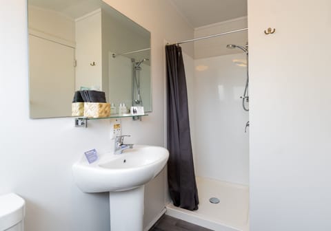 Superior Studio | Bathroom | Free toiletries, hair dryer, towels