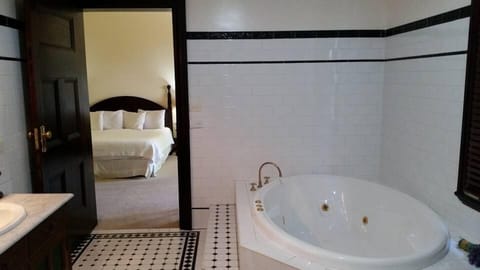 Deluxe Room, Non Smoking, Jetted Tub (Deluxe Spa Suite) | Bathroom | Hair dryer, bathrobes, towels