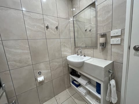 Superior Deluxe Family Room - 2 room with kitchenette | Bathroom | Shower, free toiletries, hair dryer, towels