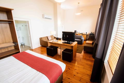 Pierce Suite | Minibar, iron/ironing board, free WiFi, bed sheets