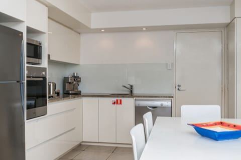 Standard Apartment, 2 Bedrooms, Non Smoking, Kitchen | Private kitchen | Fridge, microwave, oven, electric kettle