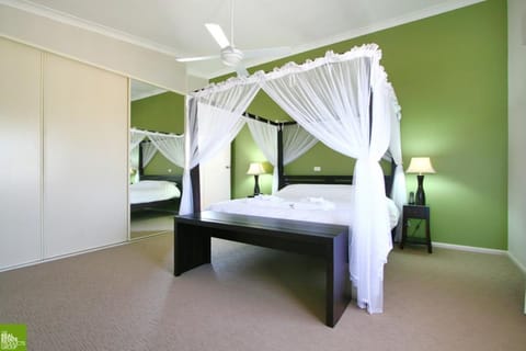 Seaview Suite King & Spa | Soundproofing, iron/ironing board, free WiFi, bed sheets