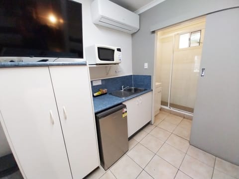 Apartment, Non Smoking | Private kitchen | Fridge, microwave, coffee/tea maker, electric kettle