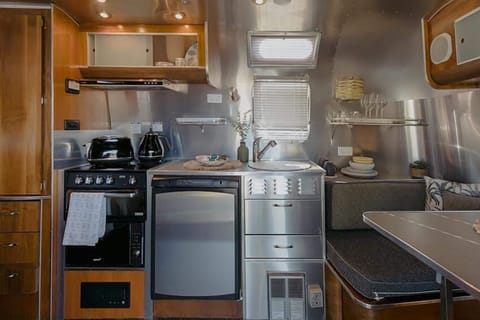 Bambi Airstream - Caravan (shared bathroom) | Iron/ironing board, free WiFi, bed sheets