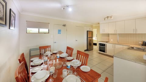 Standard Apartment, Multiple Bedrooms, Non Smoking, Kitchen (3 Bedroom Apartment) | In-room dining