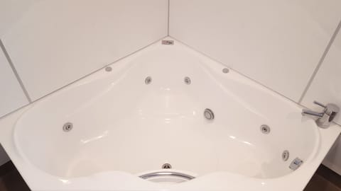 Executive King Studio Spa | Jetted tub