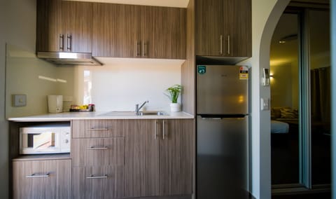 Deluxe Twin Room, Kitchenette (1 queen and 1 single bed) | Private kitchen | Microwave, coffee/tea maker, electric kettle, toaster