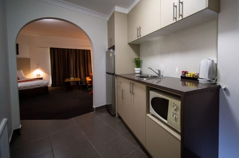 Deluxe Spa Room, Kitchenette | Private kitchen | Microwave, coffee/tea maker, electric kettle, toaster