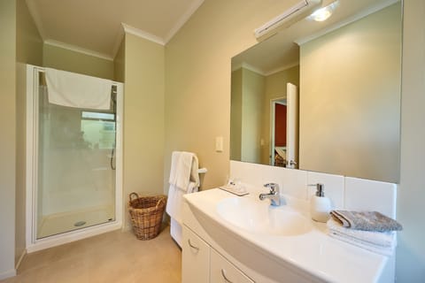 Comfort Double Room, 1 Queen Bed | Bathroom | Shower, bathrobes, slippers, towels