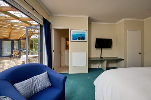 Deluxe Double Room, 1 Queen Bed | Individually furnished, blackout drapes, free WiFi, bed sheets