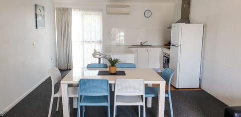 1 Bedroom Large Family Unit | In-room dining