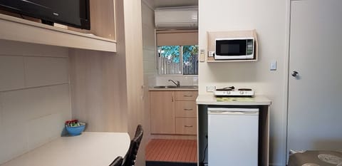 Standard Room, Non Smoking, Kitchenette (Twin Share for 2) | Private kitchenette | Fridge, microwave, coffee/tea maker, electric kettle