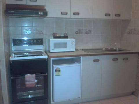 Spa Suite | Private kitchenette | Mini-fridge, microwave, electric kettle, toaster