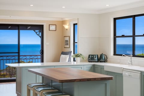 The Residence (Deluxe 3 Bedroom Apartment with Panoramic Sea View) | Private kitchen | Microwave, electric kettle