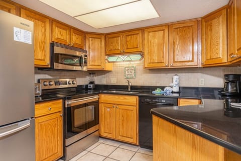 Condo, 2 Bedrooms | Private kitchen | Fridge, oven, coffee/tea maker