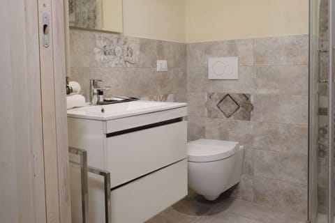 Classic Suite | Bathroom | Hair dryer, bathrobes, slippers, towels