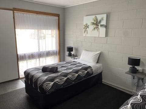 Deluxe Twin Room, Multiple Beds | Iron/ironing board, free cribs/infant beds, free WiFi, bed sheets