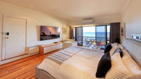 Penthouse | Hypo-allergenic bedding, pillowtop beds, minibar, individually decorated