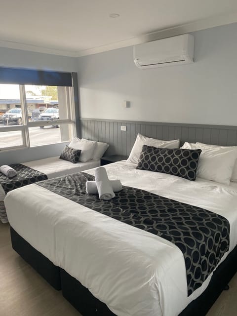 King + Single Bed + Kitchenette | Individually decorated, iron/ironing board, free WiFi, bed sheets