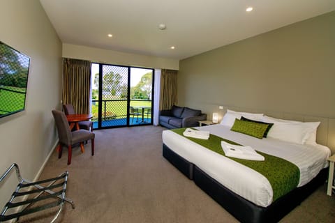 Deluxe Room | Blackout drapes, iron/ironing board, free WiFi, bed sheets