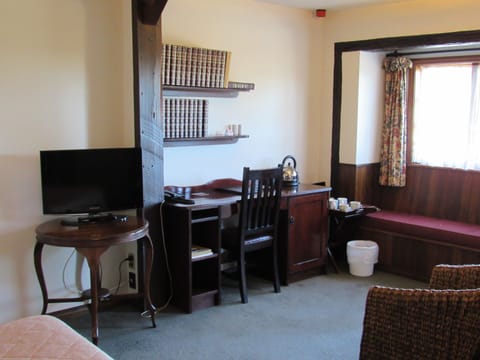 Executive Room, 1 King Bed, Non Smoking | Desk, iron/ironing board, free cribs/infant beds, free WiFi