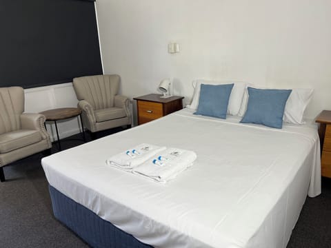 Standard Room, Non Smoking (Queen Room) | Premium bedding, free WiFi, bed sheets