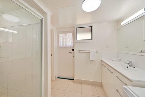 Deluxe Twin Room | Bathroom | Shower, free toiletries, hair dryer, towels