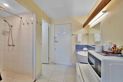 Upstairs Basic Twin Room | Bathroom | Shower, free toiletries, hair dryer, towels