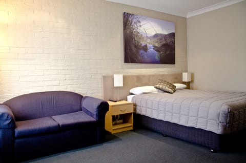 Deluxe Suite, 1 Bedroom, Non Smoking (Deluxe Queen Rooms) | Iron/ironing board, free WiFi, bed sheets