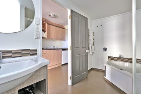 Superior Studio Unit with Spa Bath G/F - Ocean View | Desk, soundproofing, iron/ironing board, free WiFi