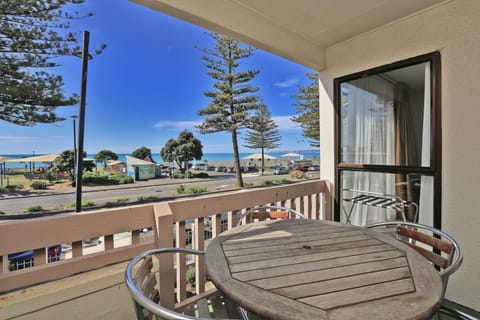 2 Bedroom 2 Bathroom Family Unit Upstairs - Ocean View | Terrace/patio