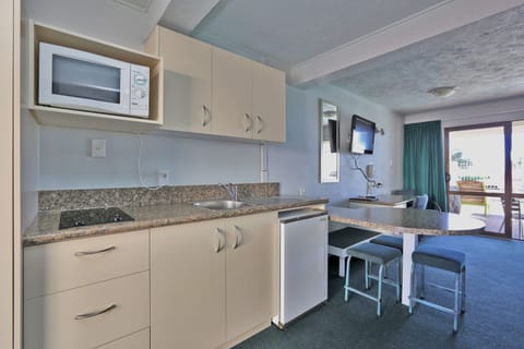 Twin Studio with Cooking Facilities G/F - Ocean View | Private kitchenette | Microwave, coffee/tea maker, electric kettle