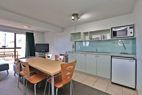 1 Bedroom Unit G/F with Access Bathroom - Ocean View | In-room dining