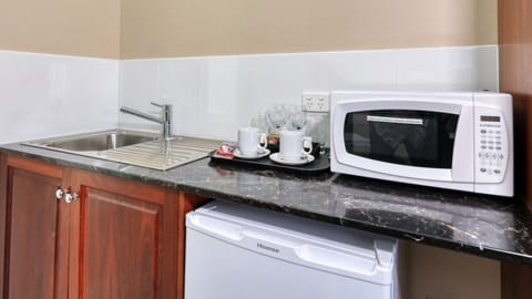 Deluxe Twin Room | Private kitchen | Fridge, coffee/tea maker