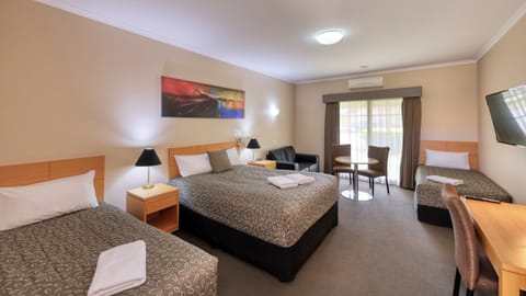 Deluxe Triple Room | Minibar, iron/ironing board, free WiFi, bed sheets