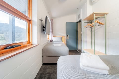 Queen Plus 1 Mountain View | Free WiFi, bed sheets