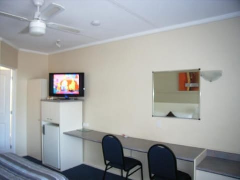 Standard Twin room | Living area | LCD TV