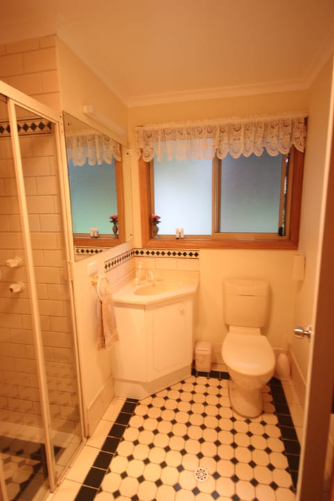 Standard Room, Non Smoking, Refrigerator (King Room) | Bathroom | Shower, rainfall showerhead, hair dryer, towels