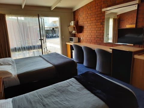 Standard Twin Room | Blackout drapes, free WiFi, bed sheets