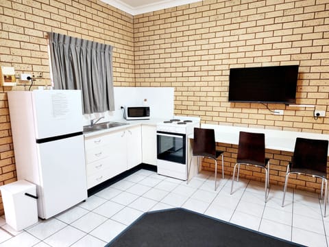 2 Room Queen and 3 singles (Non Pet Friendly) | Private kitchen | Fridge, microwave, stovetop, coffee/tea maker