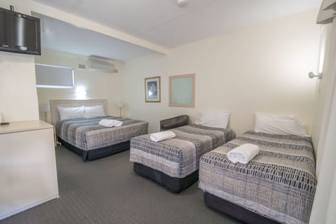 Standard Room, Non Smoking (Queen & 2 Singles) | Iron/ironing board, free WiFi, bed sheets